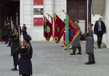 Príslušníci ČS PR SR vynášajú rakvu s prezidentom