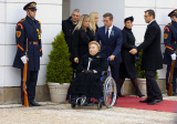 Na nádvorie prichádzajú rodinní príslušníci, manželka prezidenta Michala Kováča