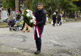 Primátor hlavného mesta SR Bratislava JUDr. Ivo Nesrovnal položil veniec a zapálil sviecu pri centrálnom pamätníku na cintoríne Slávičie údolie
