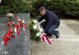 Primátor hlavného mesta SR Bratislava JUDr. Ivo Nesrovnal položil veniec a zapálil sviecu pri centrálnom pamätníku na cintoríne Slávičie údolie
