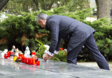 Riaditeľ organizácie MARIANUM – Pohrebníctva mesta Bratislavy Ing. Radoslav Vavruš položil veniec a zapálil sviecu pri centrálnom pamätníku na cintoríne Slávičie údolie