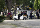 Zdravotne ťažko postihnutí návštevníci a imobilní návštevníci môžu po novom navštíviť bratislavské cintoríny pomocou zapožičaných elektrických vozidiel.