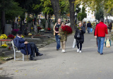 V piatok bolo na cintoríne Slávičie údolie návštevníkov pomerne málo, napriek tomu parkoviská boli úplne obsadené