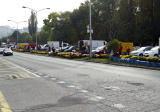 Najväčšie parkovisko v Slávičom údolí spolovice obsadili predajcovia kvetín a kahancov, ktorí si svoje produkty rozložili na chodníku a zásobovacími vozidlami obsadili polovicu kapacity parkoviska