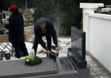 Zamestnanci Krematória Molnár pri vsype popola