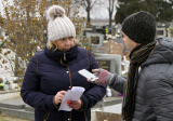Po skončení evidencie správkyňa cintorína v Nových Zámkoch Ing. Erika Marková poskytuje rozhovor