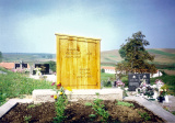 Súčasný drevený náhrobník. Dolné Zahorany (R. Sobota), r. 2005 (dátum úmrtia r. 1997), archív autorky