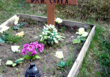 Jednoduchý drevený kríž na rómskom hrobe. Liptovská Teplička (Poprad), r. 2009, archív autorky