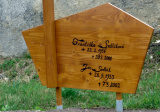 Súčasný drevený náhrobník. Liptovská Teplička (Poprad), r. 2009, archív autorky