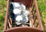 Drevený náhrobník v tvare kolísky na detskom hrobe (L. Sliače), fotografia dostupná na
http://www.cemeterysk.sk/ dňa 22. 6. 2010. Fotografie vznikali v rokoch 2006-2008, v súčasnosti náhrobník už neexistuje, vystriedala ho kamenná platňa s tabuľkou s úda