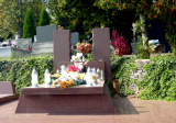 O bohatej návštevnosti hrobu Ireny Schusterovej svedčí 
množstvo vencov, sviec a kytíc
