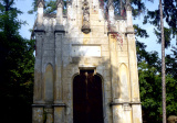 Jedna z hrobiek podobných gotickému chrámu