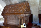 Bočné steny sarkofágu sú hrubé asi 37 cm, pričom veko váži 5 ton.