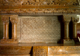 Drevený model sarkofágu zhotovila firma Colli a podľa neho vysekala innsbrucká firma Sieber sarkofág z červeného Adnetského mramoru