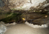 Jaskyňa sa nachádza 26 metrov pod úrovňou 4. nádvoria.