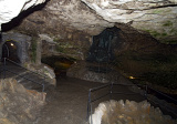 Jazierka po obvode jaskyne dosahujú na niektorých miestach hĺbku 8 až 12 metrov.